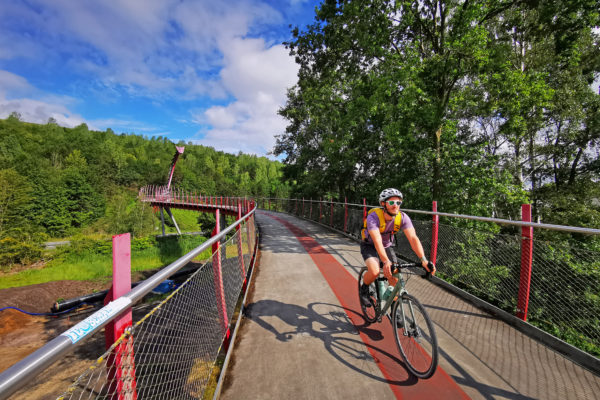 רוכב אופניים על גשר הדרקון ברקלינגהאוזן